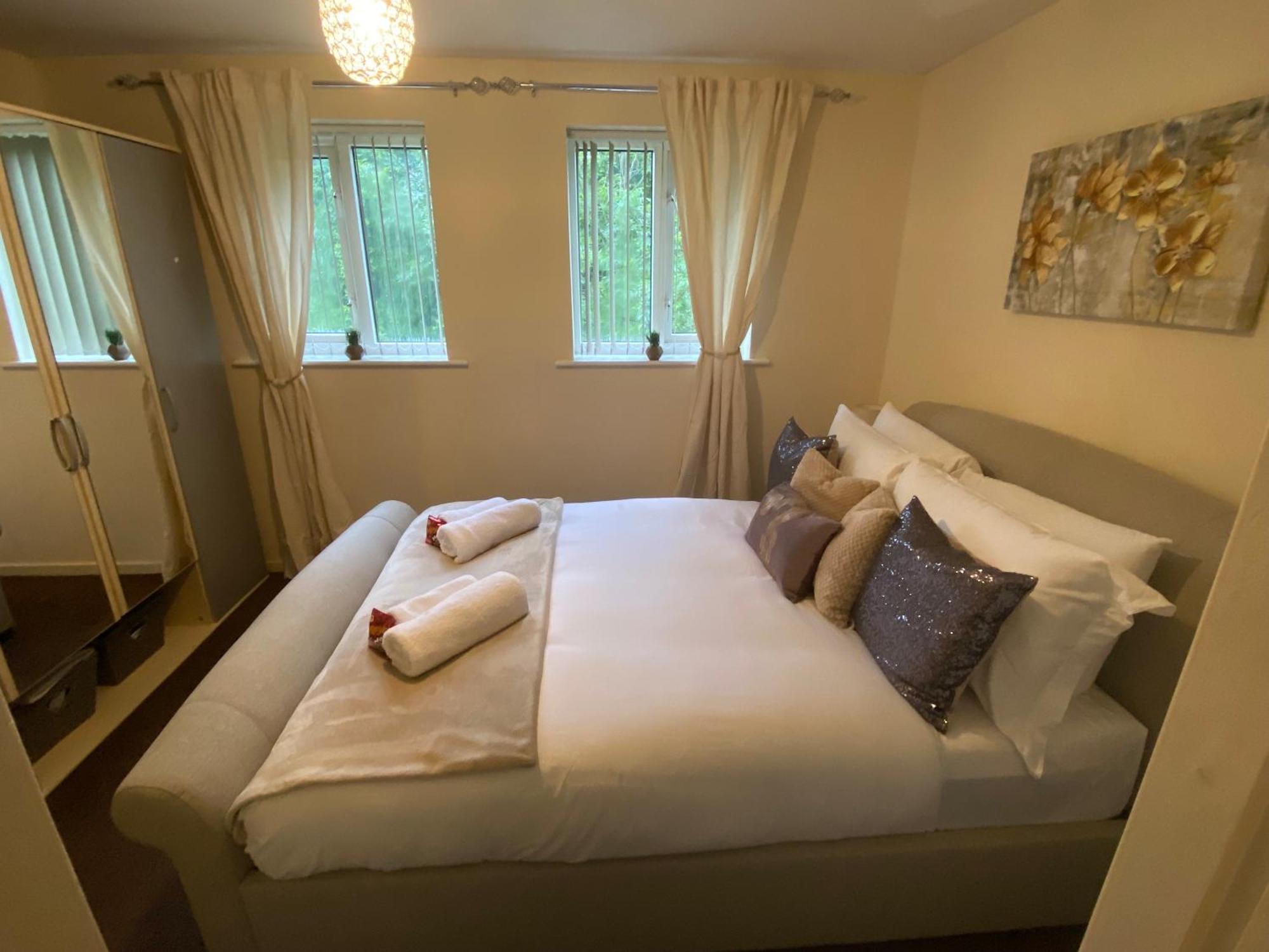 Lovely 2 Dbl Bed Apartment Near Heaton Park And North Manchester Hospital With Parking Екстериор снимка