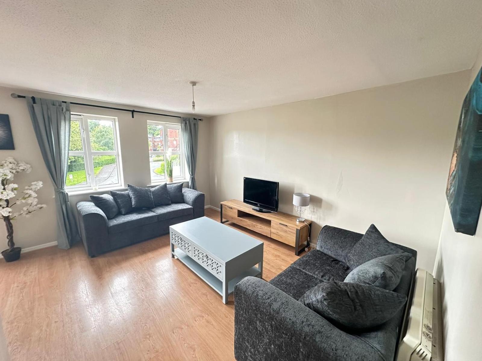 Lovely 2 Dbl Bed Apartment Near Heaton Park And North Manchester Hospital With Parking Екстериор снимка