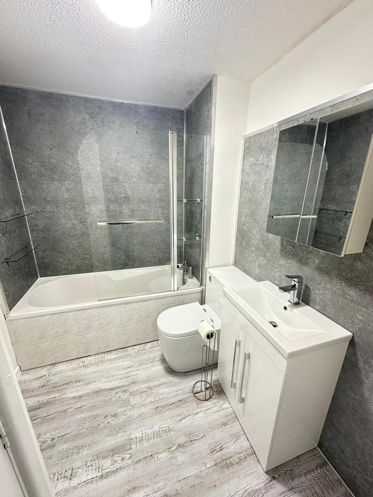 Lovely 2 Dbl Bed Apartment Near Heaton Park And North Manchester Hospital With Parking Екстериор снимка